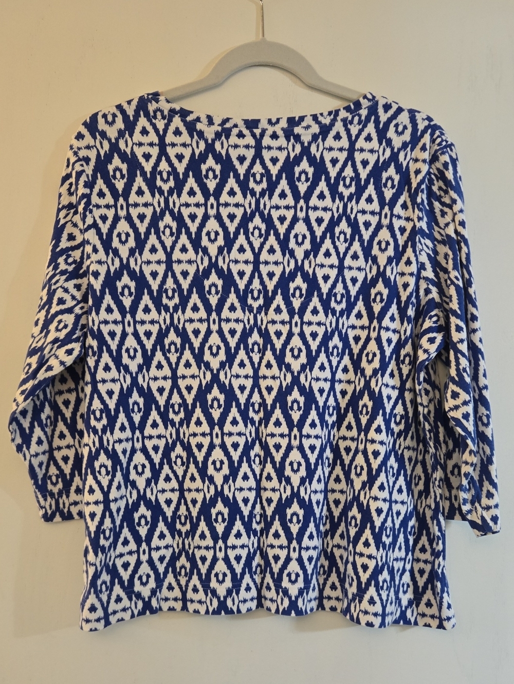 CHICO'D Blue & White Patterned V-Neck Women's Top - Picture 4 of 5